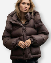 Gesteppte Damen Winterjacke mit großer Kapuze und verlängertem Saum hinten – Braun