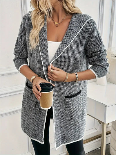 Wivasse | Strickjacke mit Kapuze und Kontrastbesatz, vorne offen, lange Ärmel mit Tasche