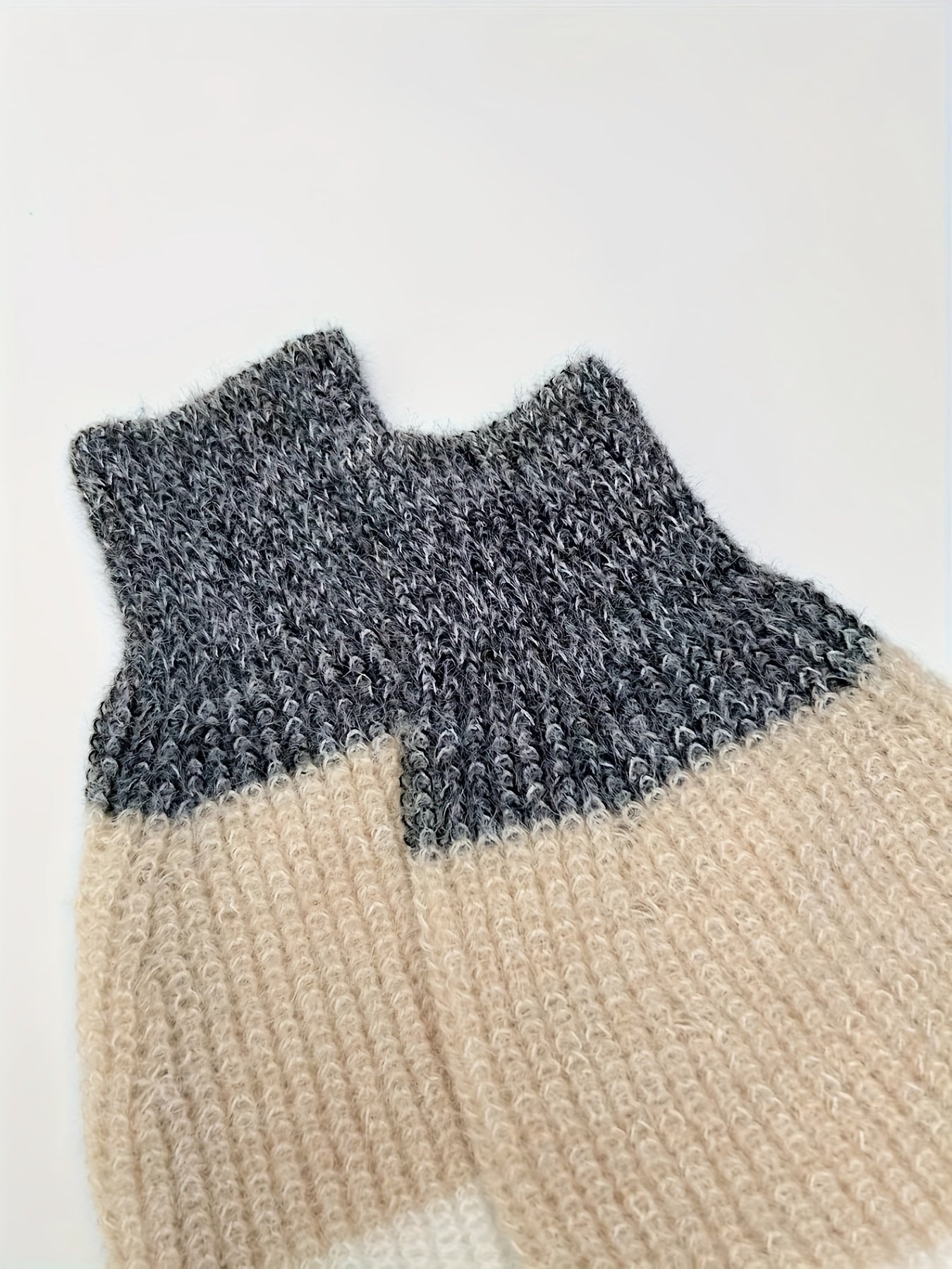 Leyrisa | Block Strickkleid mit Flausch-Effekt