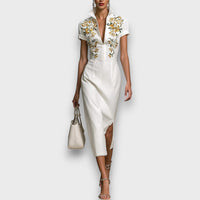 Evelora – Midi-Kleid mit Stickerei und V-Ausschnitt – Weiß