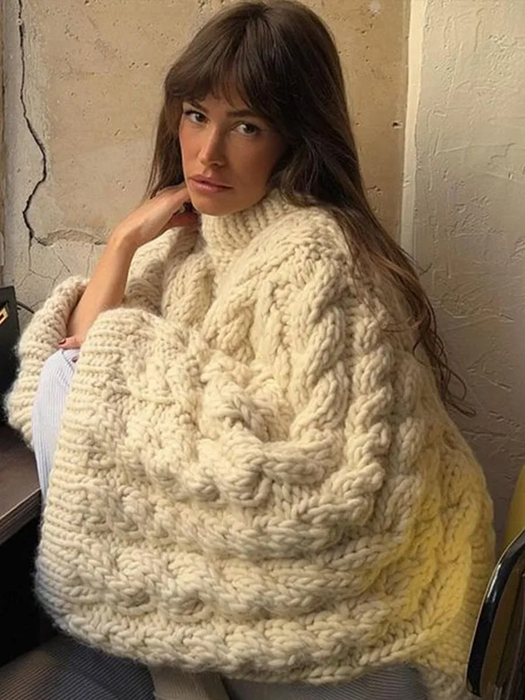 Eylyn | Damen Oversize Strickpullover mit Zopfmuster und hohem Kragen