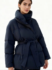 Taillierte Damen Winter Pufferjacke mit Gürtel und Stehkragen – Schwarz
