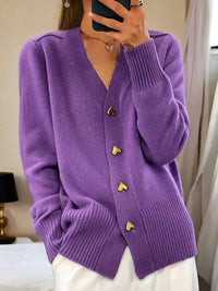 Cardigan mit Knopfleiste – Gemütlicher Charme mit Weiblicher Eleganz – Lila