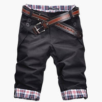 Herren Baumwollshorts mit Gürtel und Karoaufschlägen knielang – Schwarz