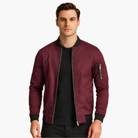 Herren Bomberjacke mit geripptem Saum und Ärmeltasche – Weinrot