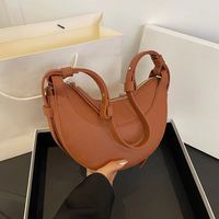Halbmondförmige Umhängetasche für Damen | Elegant – Braun