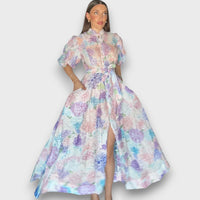 Celindra – Maxi-Kleid mit floraler Struktur und Bindegürtel – Violett
