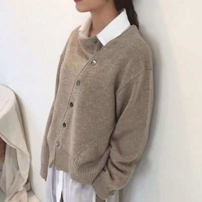 Klara - Weiche Damenstrickjacke mit diagonalem Knopfverschluss