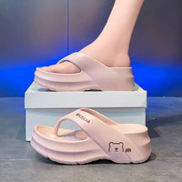 Maya - Stylische schwarze EVA-Flip-Flops für Frauen mit niedlichem Bärendesign – Rosa Rot