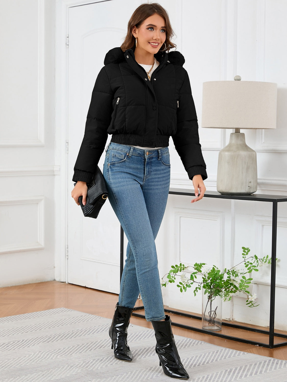 Zaviana | Damen wintermantel mit kapuze, taschen und langen ärmeln im cropped design