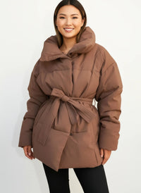 Taillierte Damen Winter Pufferjacke mit Gürtel und Stehkragen – Braun