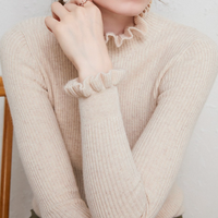 | Rollkragen-Strickpullover mit zarten Rüschendetails – Beige