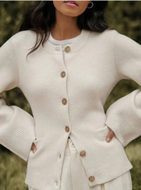 AMBER - WARME WINTERSTRICKJACKE MIT ENGLISCHER ELEGANZ FÜR DAMEN – Elfenbein
