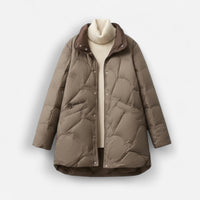 Leichte Damenjacke mit warmer Füllung und wellenförmiger Steppung - mittellang – Taupe