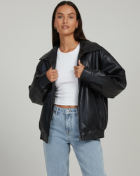 Moderne Oversized Jacke für Damen mit breitem Blazerkragen und elastischem Saum – Schwarz