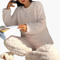 Lea | Die Kuschelige Fleece-Pyjama – Weiß