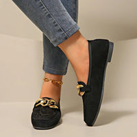 Brzyna - Elegante Loafers mit dekorativem Kettendetail – Schwarz