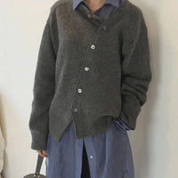 Klara - Weiche Damenstrickjacke mit diagonalem Knopfverschluss – Grau