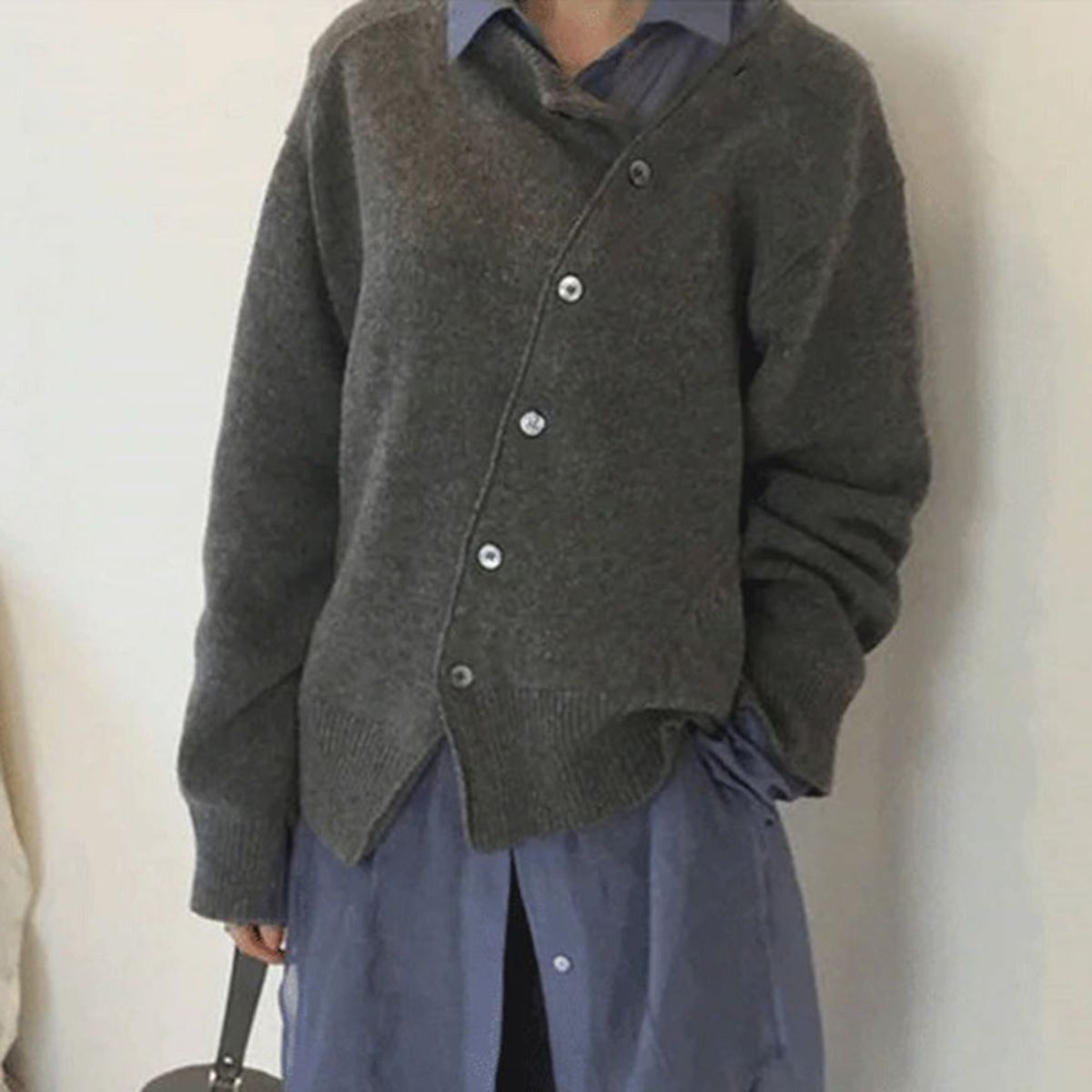 Klara - Weiche Damenstrickjacke mit diagonalem Knopfverschluss