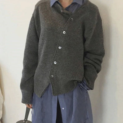 Klara - Weiche Damenstrickjacke mit diagonalem Knopfverschluss