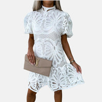 Sommerkleid für Damen - Elegantes Spitzenkleid mit Puffärmeln – Weiß