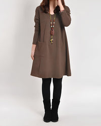 MILA - ZEITLOSES KLEID MIT EINER TASCHE – Braun
