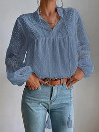 Amela - Langärmelige Spitzenbluse mit V-Ausschnitt – Blau