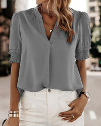 Bluse mit kurzen Ärmeln und V-Ausschnitt – grau
