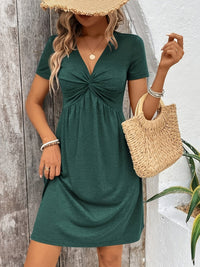Élise – Elegantes Kleid mit V-Ausschnitt und gedrehtem Vorderteil – Grün