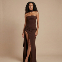 Amy - Strapless Raffung Bodycon Maxikleid mit hohem Schlitz – Braun