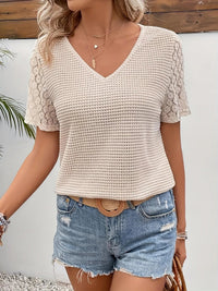 Marleen™ | Elegante Bluse mit Spitzenärmeln und V-Ausschnitt – Beige