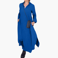 Emilia | Lockeres langes Kleid mit Revers und seitlichem Schlitz – Blau