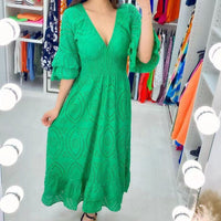 Lucia Dress | Besticktes Midikleid mit Anglaise und Fransenärmeln – Grün
