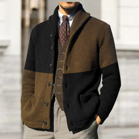 HOLGER - STRICKJACKE AUS DICKEM STRICK MIT KNÖPFEN – Schwarz mit Braun