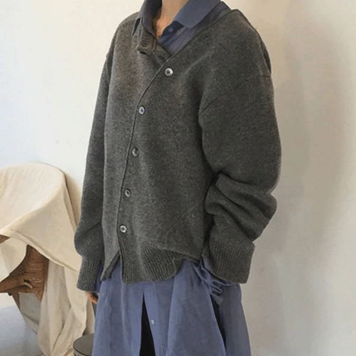Klara - Weiche Damenstrickjacke mit diagonalem Knopfverschluss
