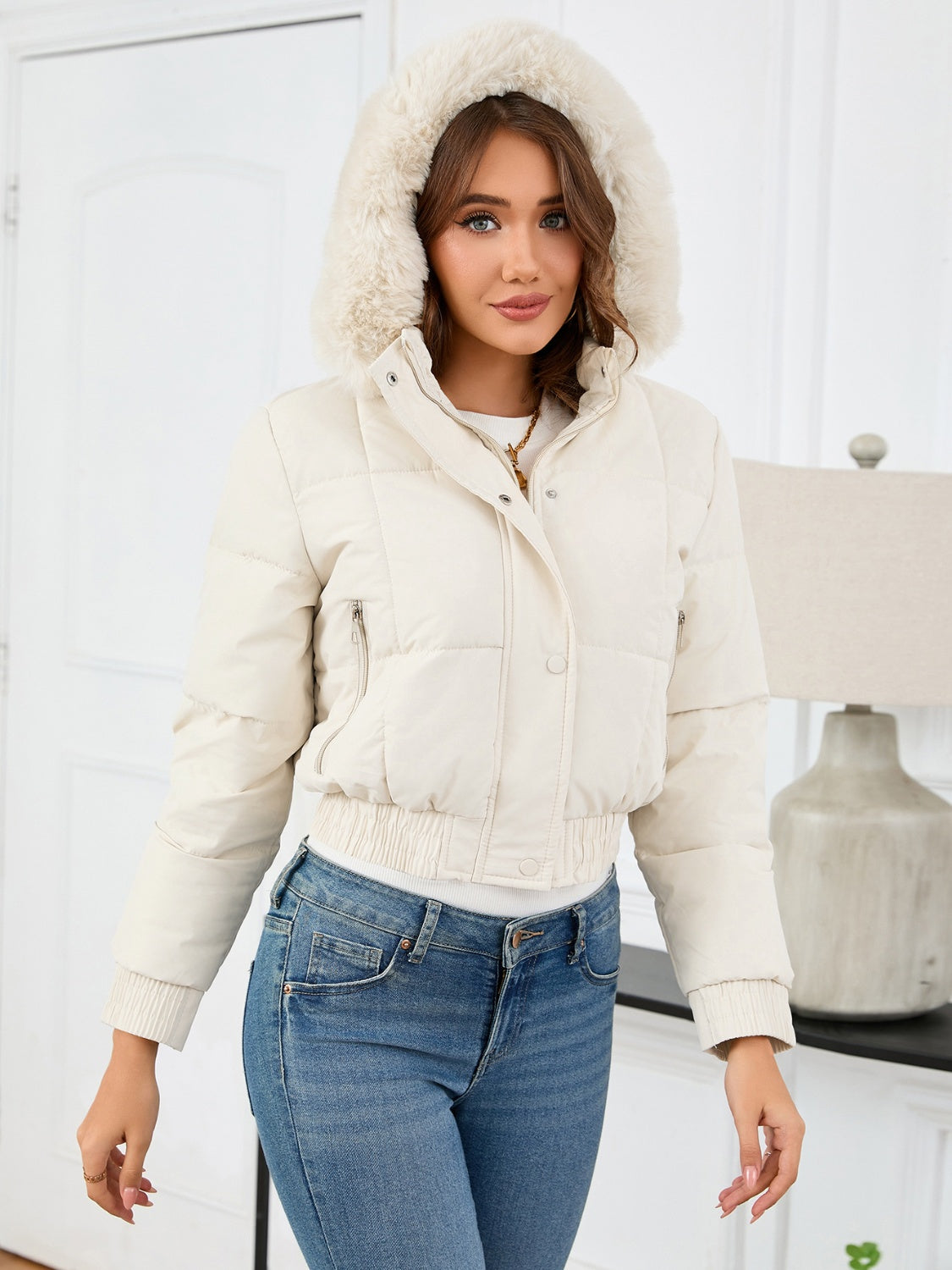 Zaviana | Damen wintermantel mit kapuze, taschen und langen ärmeln im cropped design