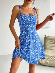 Imogen -  Elegantes Stretch-Cami-Kleid mit Blumenmuster und Taille – Himmelblau