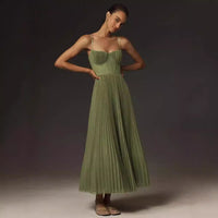 Lorna | Trägerloses Midikleid mit Plissee – Grün
