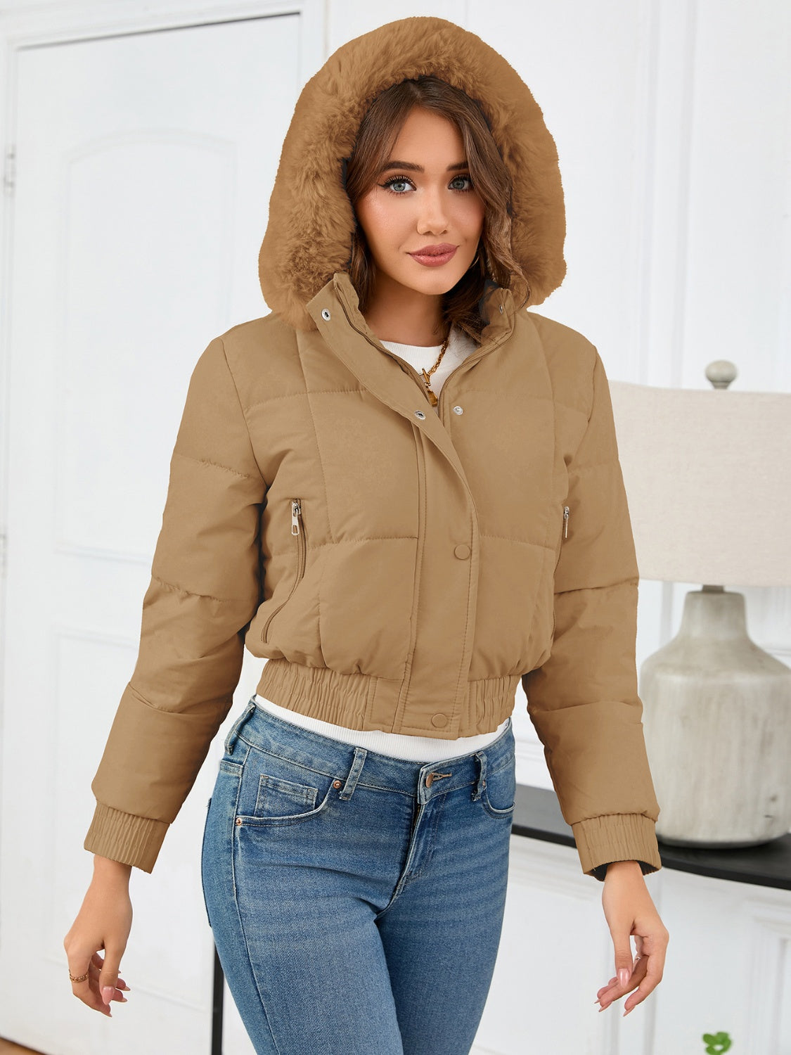 Zaviana | Damen wintermantel mit kapuze, taschen und langen ärmeln im cropped design