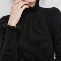 | Rollkragen-Strickpullover mit zarten Rüschendetails – Schwarz