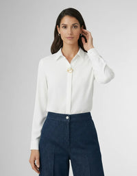 Elegante Langarm Bluse für Damen mit verdeckter Knopfleiste und dekorativer Schmuckspange – Weiß