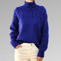 Rollkragenpullover mit Twist-Details – Elegante Wärme mit moderner Raffinesse – Dunkelblau