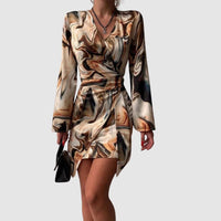 Brigitte | Wickelkleid mit abstraktem Marmorprint – Braun