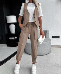 Laura Asymmetrisches Sommer-Set | Stilvolles, trendiges 2-teiliges Set mit Weste und Hose – Khaki