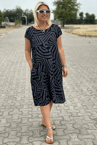 Nelia - Zebra-Print Kleid mit Rundhalsausschnitt – Schwarz
