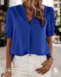 Bluse mit kurzen Ärmeln und V-Ausschnitt – blau