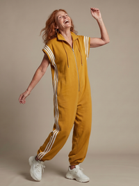 Lark | Jumpsuit mit Reißverschluss und Streifenpanel – Gelb