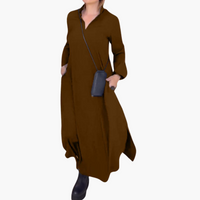 Emilia | Lockeres langes Kleid mit Revers und seitlichem Schlitz – Braun