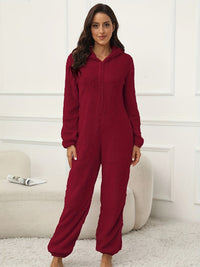 Leyorae | Einfarbiger Flauschiger Kapuzen-Lounge-Overall – Bordeaux