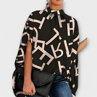 Carina | Vielseitige Abendbluse mit modernem Stil – Schwarze Buchstaben